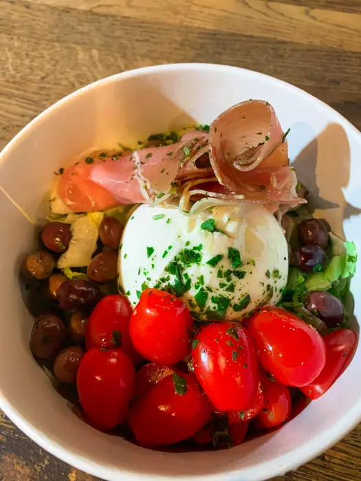 Salade Burrata — Pizza des Plans, Carros